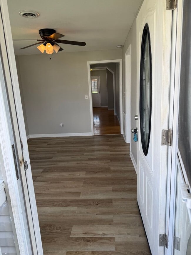 Building Photo - Two bed 1 bath Maryville City Home Available Now