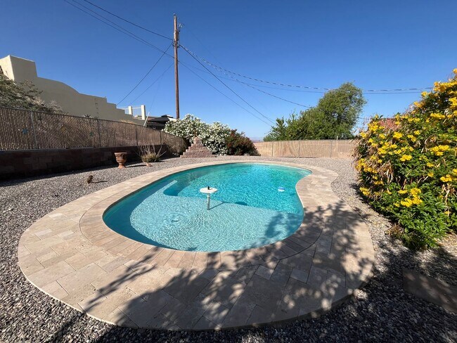 Building Photo - 3 Bedroom Pool Home