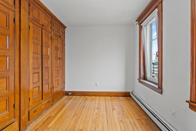 Building Photo - 201 19th St