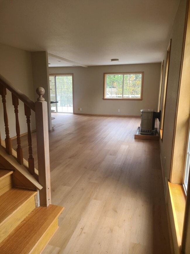 Building Photo - Spacious In-Town Home Near the High School