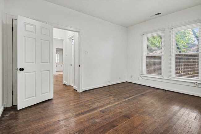 Building Photo - Bungalow- 915