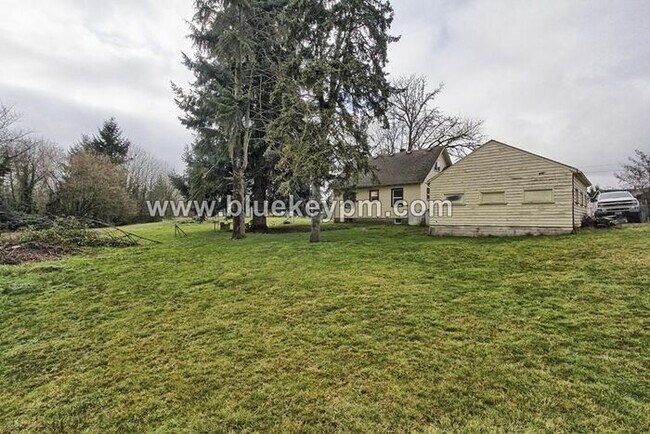 Building Photo - 9125 NE St Johns Rd