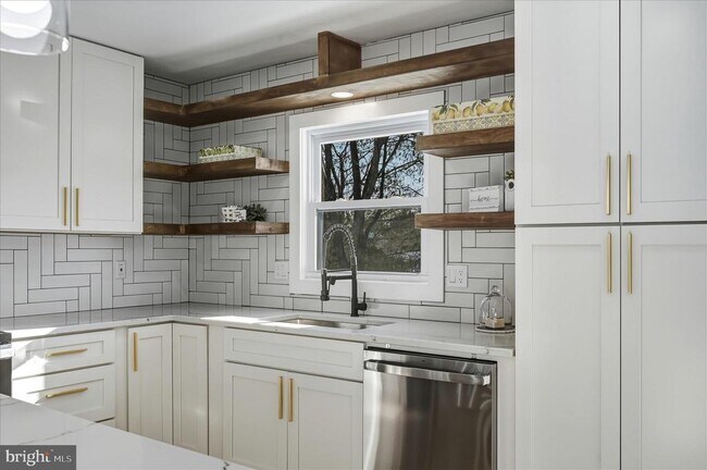 Building Photo - 110 Elaine Dr