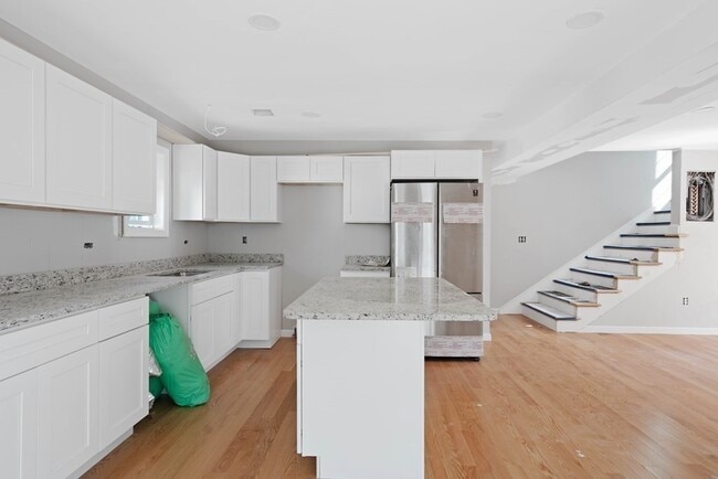 Building Photo - 13 Marion St