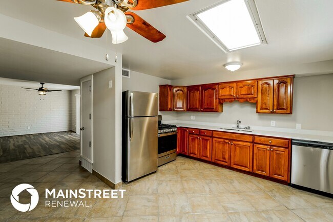 Building Photo - 5533 S Santa Cruz Ave