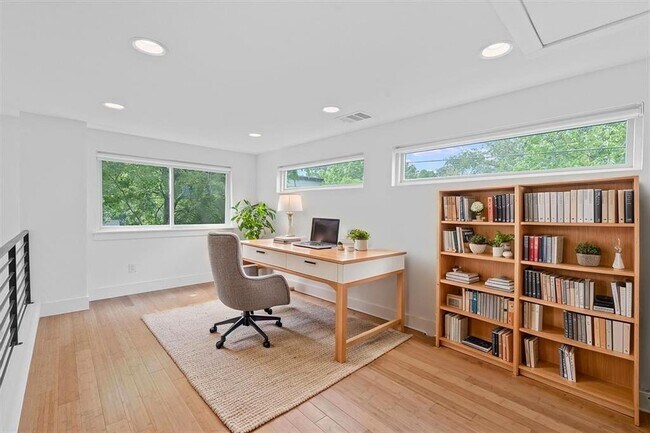 Building Photo - 402 W 55th St
