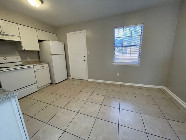 Building Photo - Great Townhouse 2 Bedroom 1.5 Bath in Fort Walton Beach!