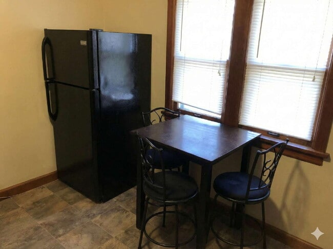 Building Photo - Great 4 Bed 1 Bath close to UWEC!