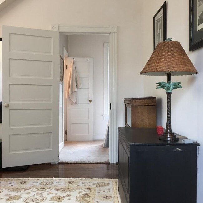 Building Photo - -- AVAILABLE SEPTEMBER 4TH -- 2 BR / 1 BA Beautiful Historic Carriage House on Monument Ave! Avai...