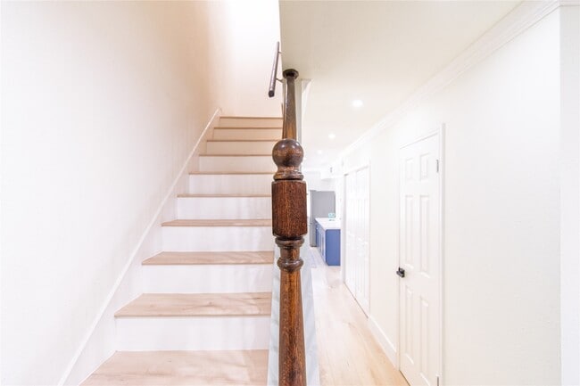 Building Photo - 5805 Valley Forge Dr