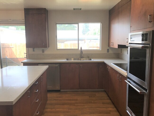Building Photo - Three Bedroom Turnpike Home/Foothill Schoo...