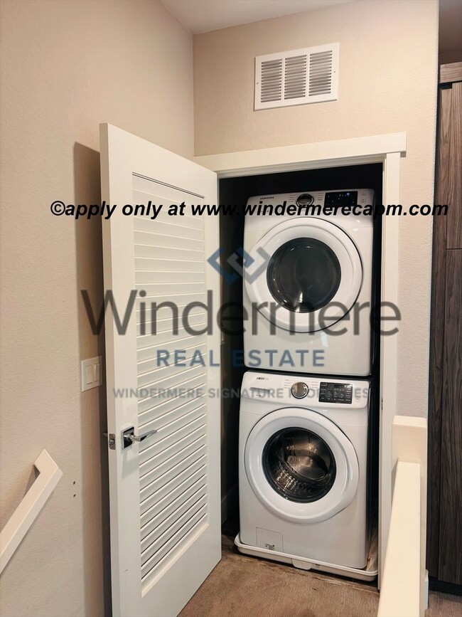 Building Photo - Gorgeous Rare MIDTOWN tri-level Modern home w/ Rooftop Patio!