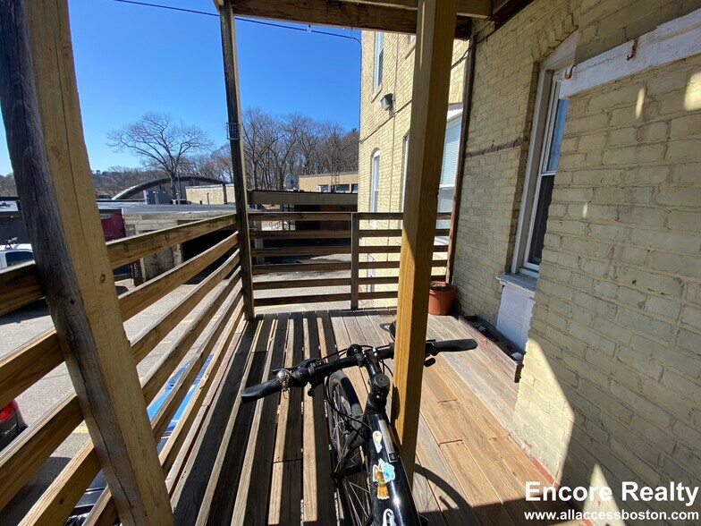 Building Photo - 134 Englewood Ave