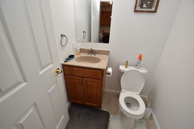 Building Photo - Short or long term Executive 4 bedroom 2.5 bath home available fully furnished!