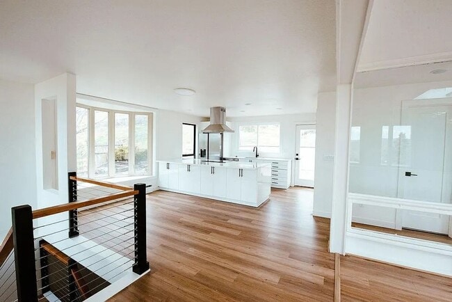 Building Photo - LUX 3BD, 3BA Foothills Home Only 5 Minutes...