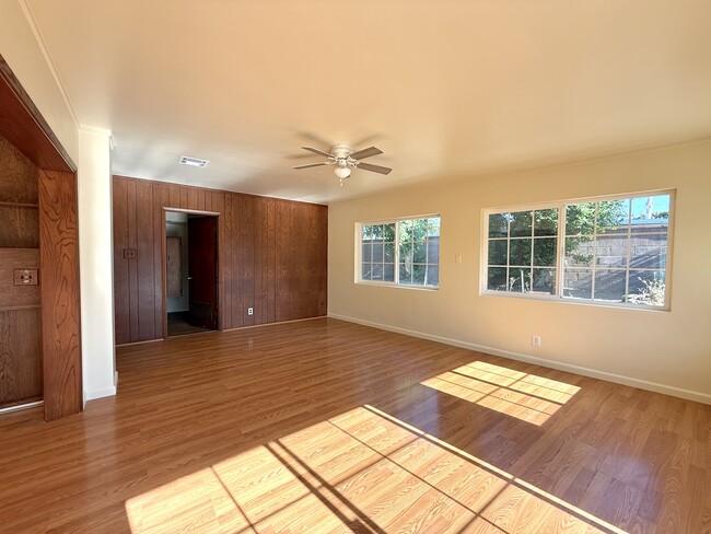 Building Photo - 13949 Oval Dr
