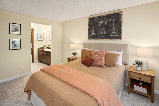 Building Photo - Spacious 2 bed, 1.25 bath, convenient loca...