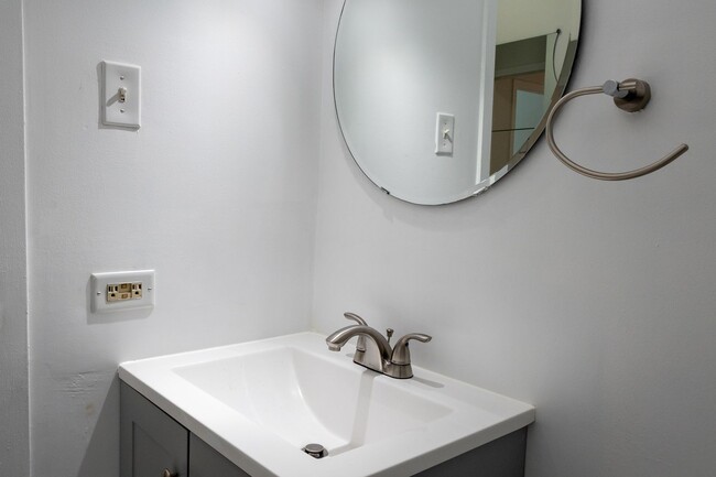 Building Photo - Streeterville Upgraded 2b/2b High-rise Condo