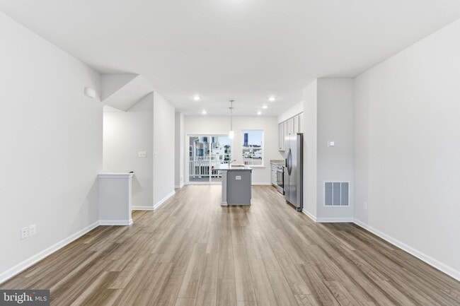 Building Photo - 410 18th Ave