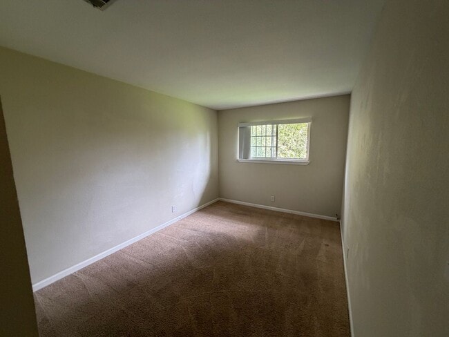 Building Photo - Central and updated 3 bedroom 1.5 bath tow...