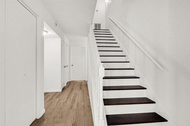 Building Photo - 2022 Lakewood Ct