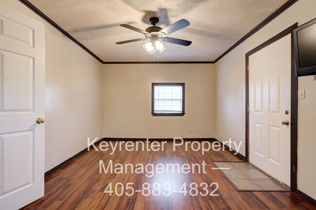 Building Photo - 3607 SW 12th St