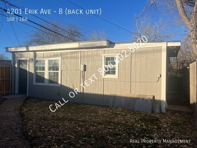 Building Photo - Cute Fenced in Backhouse with all utilitie...