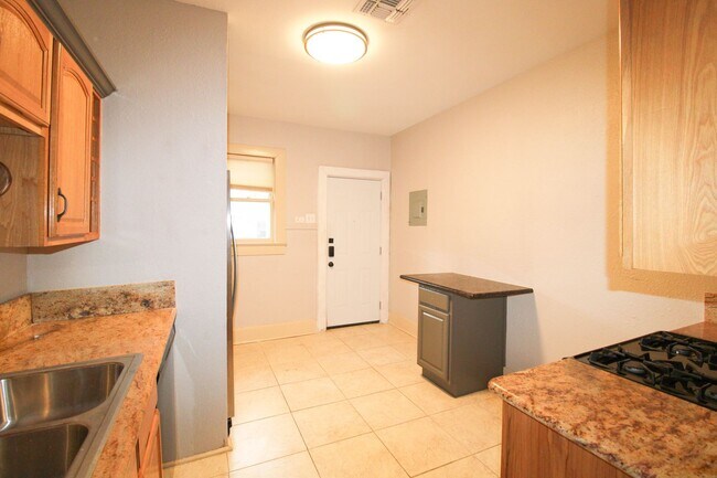 Building Photo - 438 W Rosewood Ave