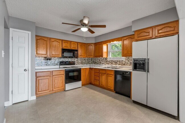 Building Photo - 33 Pershing Lake Dr