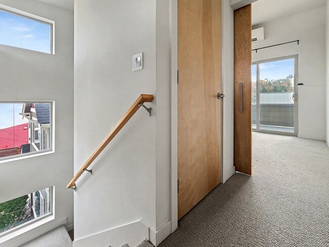 Building Photo - South Seattle 1 Bedroom + Office Townhouse...