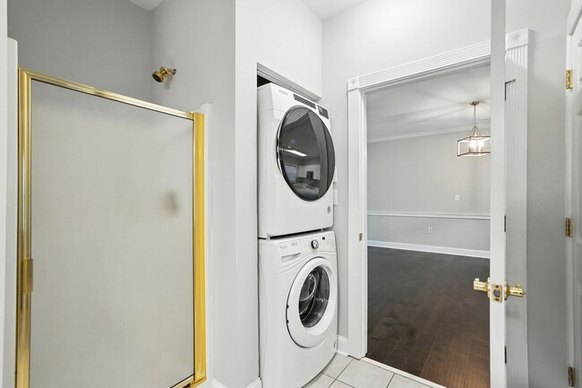 Building Photo - Move-in Ready: 2 Bedroom Condo!