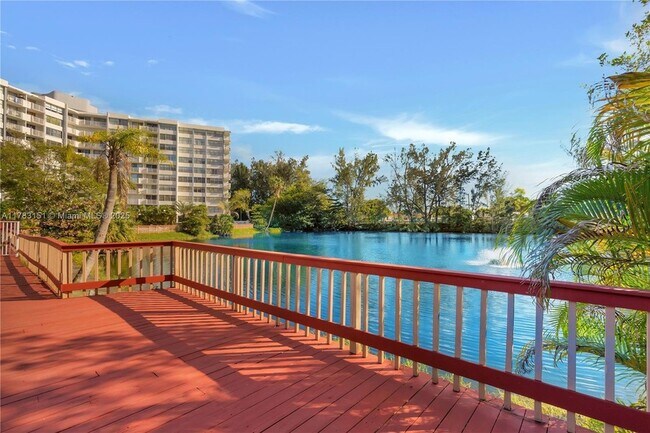 Building Photo - 1300 NE Miami Gardens Dr