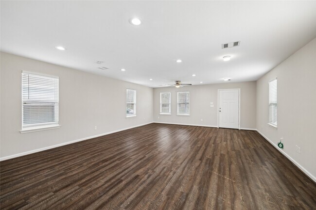 Building Photo - 3342 Simmons St