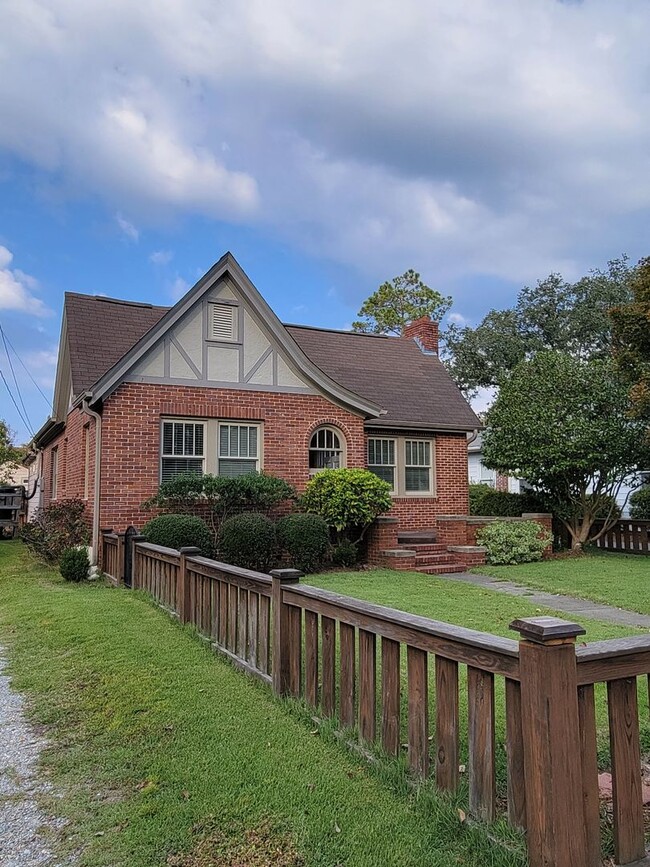 Building Photo - Charming Cottage Style in Brookwood/Forest...