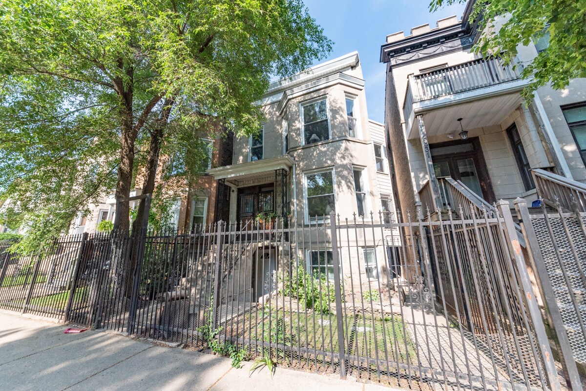 Building Photo - 2833 N Albany Ave