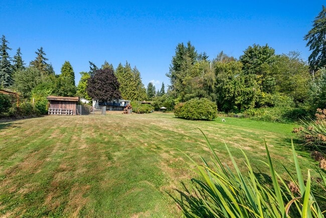 Building Photo - Peaceful Lakefront Living in Kirkland