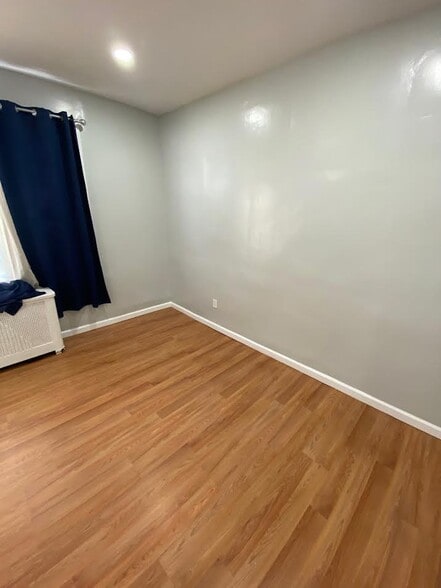 Building Photo - 425 Leslie St