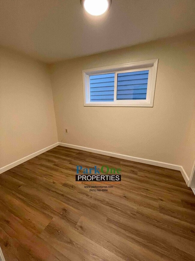 Building Photo - Buckley