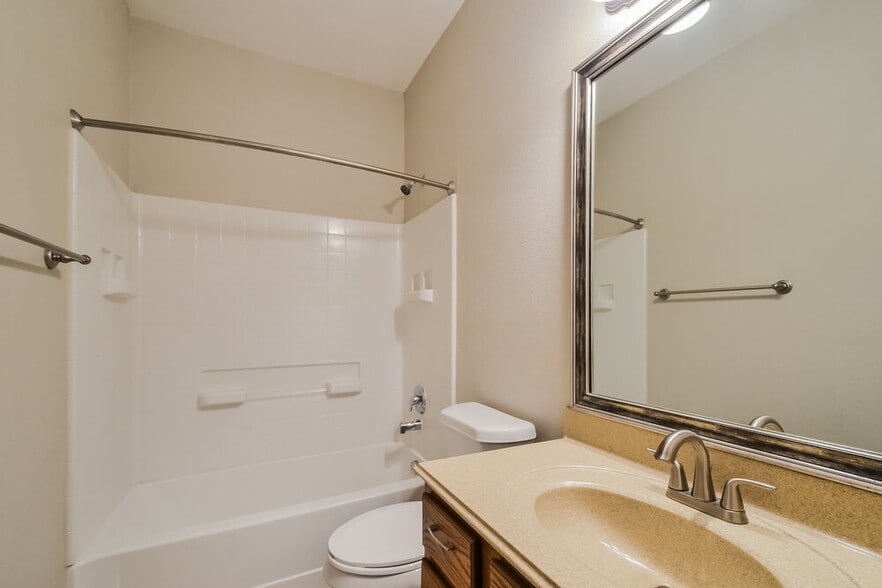 Building Photo - 1409 Mockingbird Dr