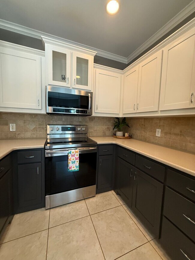 Building Photo - Beautiful 4 bedroom 2 bath home centrally located for added convenience