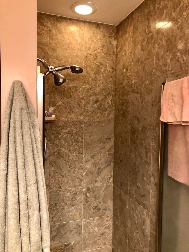 Building Photo - 412 Sandhurst Cir