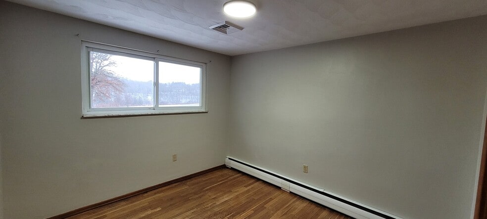 Building Photo - 572 Dinnerbell Rd