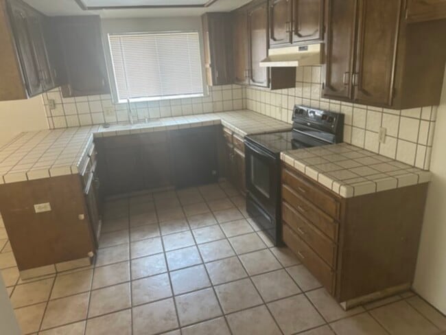 Building Photo - New paint , new carpet, Clovis schools