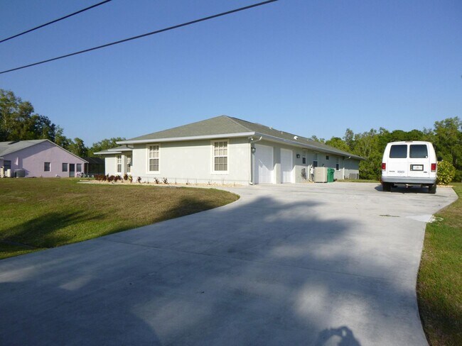 Building Photo - Very Nice Large 4/3/2 Home in Paar Estates