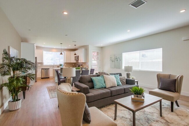 Interior Photo - 4142-4158 Nordica Ave