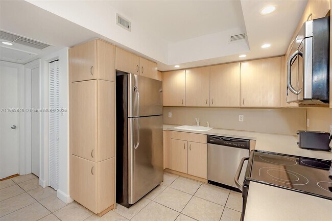 Building Photo - 5600 Collins Ave