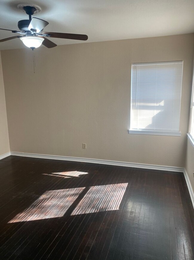 Building Photo - Move In Special - $300 OFF First Full Month!