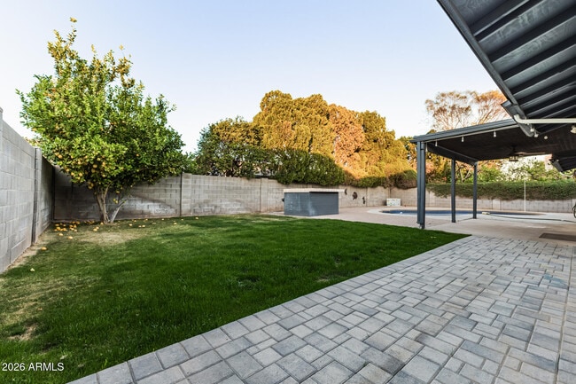 Building Photo - 3217 N Ellis St