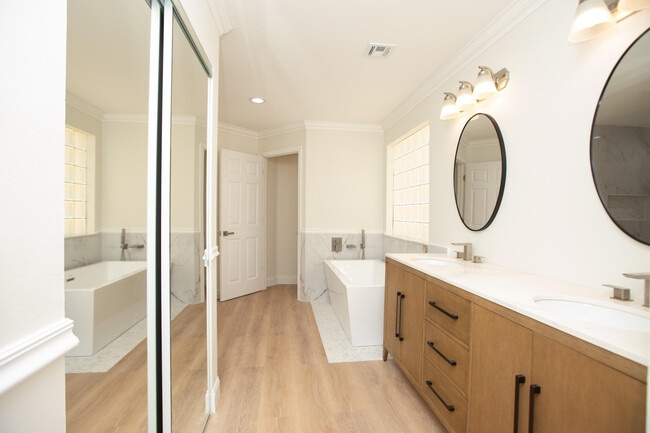 Building Photo - 10821 La Salinas Cir