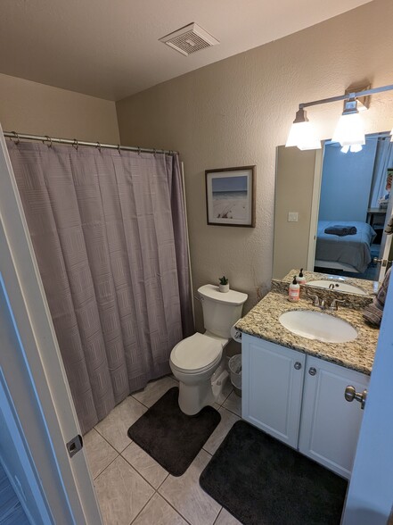 2nd upstairs bathroom w/tub - 7910 E Thomas Rd